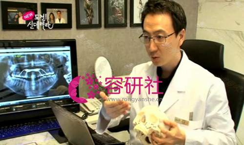 The director Yin was diagnosing about double jaw surgery