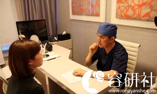 韩国清潭第一整形外科李丙玟院长给求美者面诊中