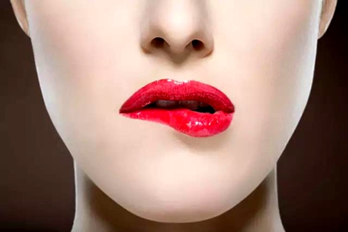 完美的唇妆可以提升女人的气质