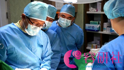 图为泰国医生团队来世檀塔学习阴茎增粗、延长术
