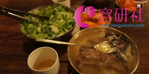 韩国美食牛肉汤泡饭