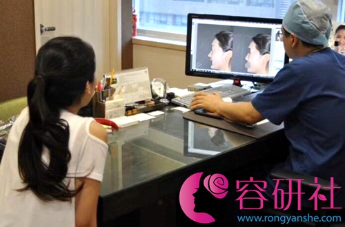韩国will整形外科魏亨坤院长假体隆鼻面诊给顾客看术前模拟图