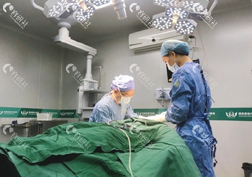 广州颜美荟医疗美容医院于建刚鼻修复手术进行中