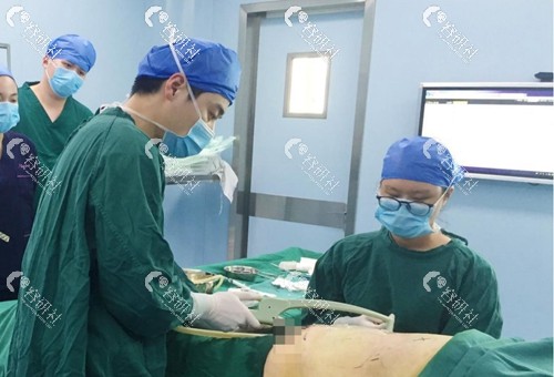 北京美莱医疗美容医院宋延刚做吸脂手术中