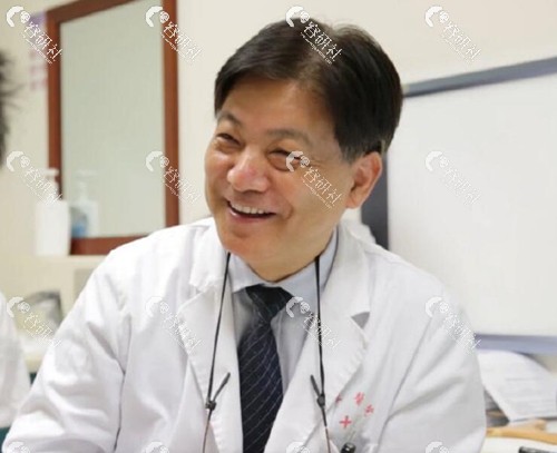 江华现任职于上海市东方医院，常在伊莱美坐诊。