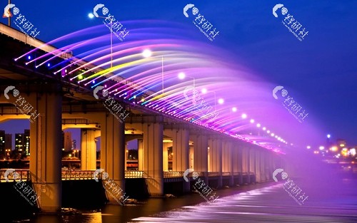 汉江夜景下的彩虹音乐喷泉