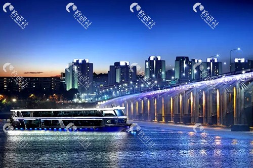 乘坐汉江游览船赏汉江夜景别具一番特色