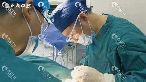 深圳正夫口腔医院医生正在给患者看牙