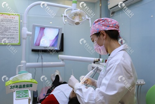 银川和仁堂口腔医院医生检查患者牙齿