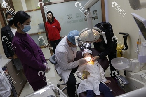 云浮拜伦口腔医生在给儿童免费检查牙齿