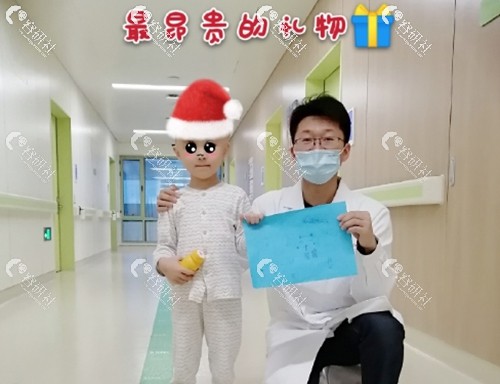 杨国辉医生和巨痣“熊猫宝宝”一起过圣诞