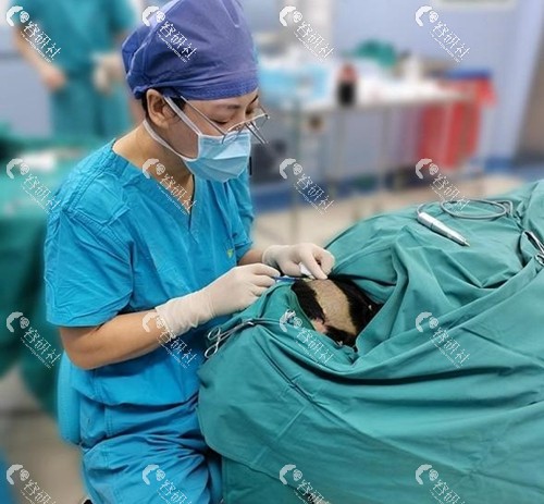 西安国医植发科医生给患者做植发前检查