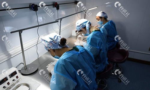 河南高科植发研究院医师团队正在分离毛囊