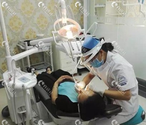 扬州菲特口腔医生给患者检查牙齿