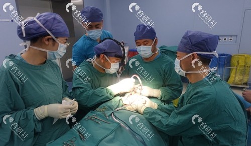 西安国 际医学中心医院医生团队正在手术