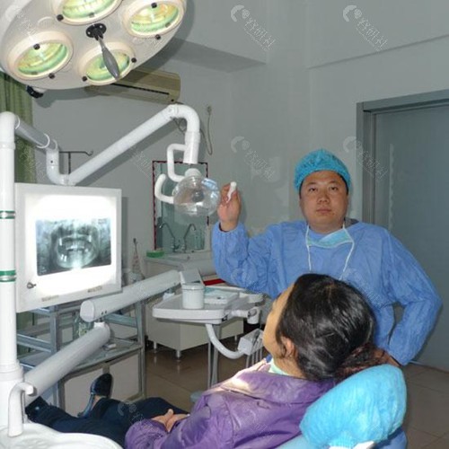 黄冈中山口腔医生给患者检查牙齿