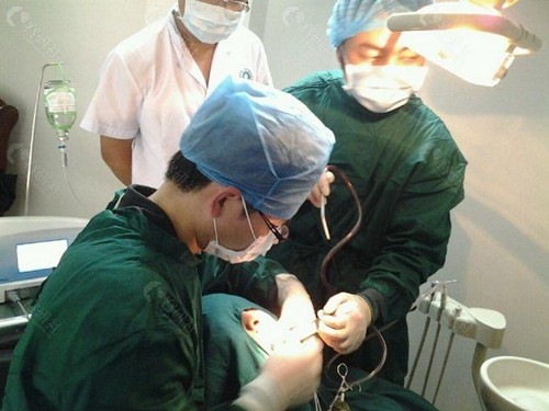 江西九江奇洋口腔医生给患者检查牙齿