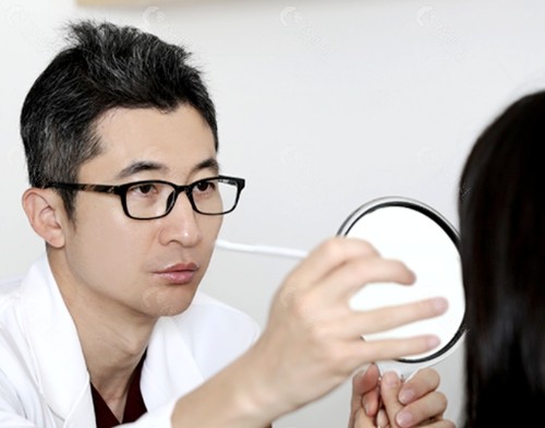 韩国EH爱护整形外科医院朴炳浩院长高难度眼部修复手术面诊中