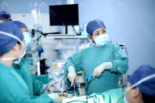 王海琳院长带领妇科团队为患者完整摘除了子宫及双侧输卵管