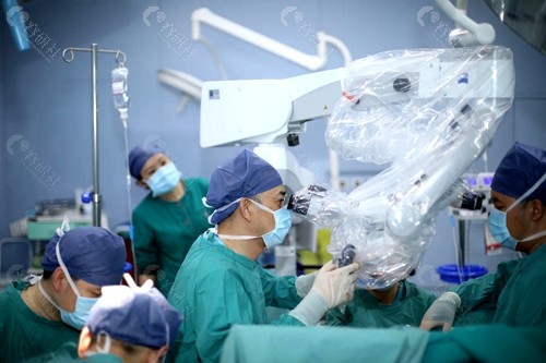 显微外科医生王爱武带领整形外科团队，负责患者的皮瓣切取和血管吻合