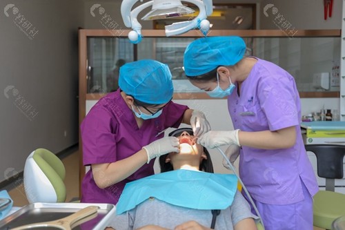 上海摩尔口腔医生给市民检查牙齿