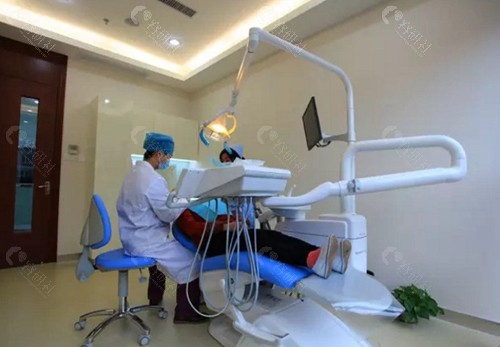 台州拜博口腔医生给牙友检查牙齿