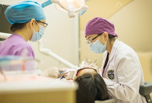 北京劲松口腔医院医生给患者看牙