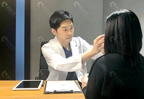 韩国一毫米整形外科都彦禄院长眼修复面诊中