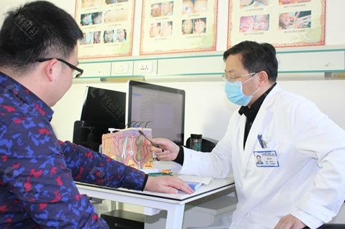 北京广济疤痕修复医生给顾客面诊中