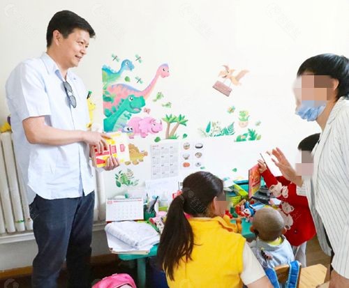 北京丽都医生走进聋哑学校，看望耳畸形及耳道闭锁孩子