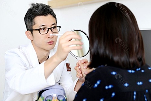 韩国高难度鼻修复名医朴炳浩隆鼻失败修复面诊中