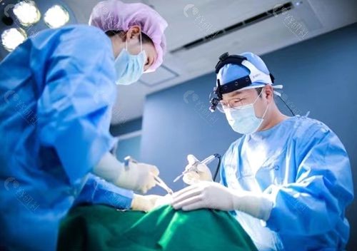 韩国1%整形医院代表院长林宗宇在手术中