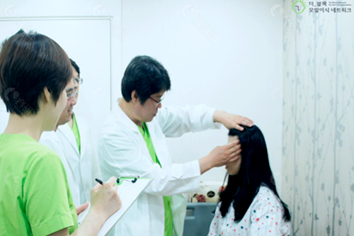 韩国布莱克毛发移植医院院长面诊中