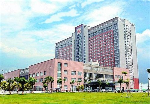 陈国鼎还在长庚医院吗？