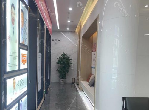 深圳中雅口腔医生介绍墙一角