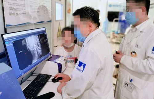 北京禾禾齿科张栋梁医生正畸技术好。