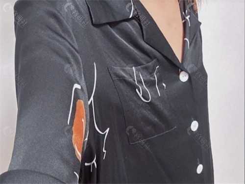 平胸的样子 平胸的样子