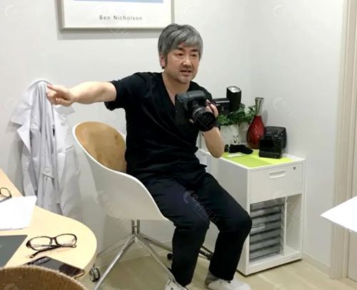 日本Lilla Craniofacial Clinic 形成外科菅原康志院长亲自为顾客拍照