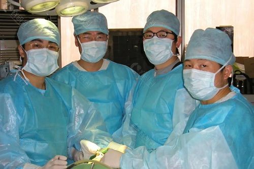徐铎在重庆市急救中心整形与颅颌面外科与吴一、李伟、曾令寰同台手术