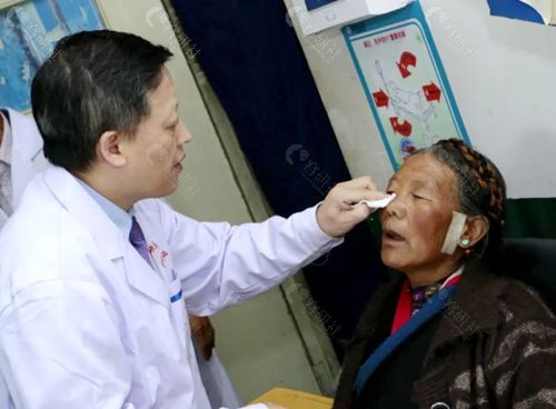 上海新视界眼科医院集团上海片区院长廉井财带领援藏医疗队为藏区白内障患者公益复明