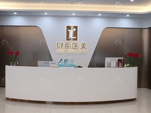 张晋宝做眼袋在哪里坐诊？