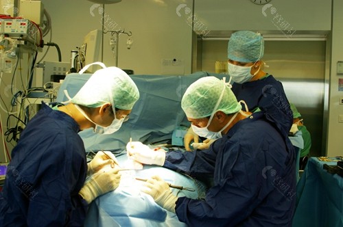 雕刻整形外科的扁头矫正：骨水泥填充后脑勺手术