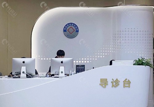 赖明忠医生坐诊医院导诊台环境