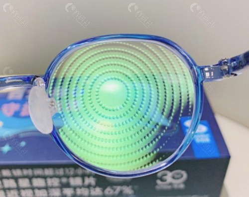  依视路星趣控镜片