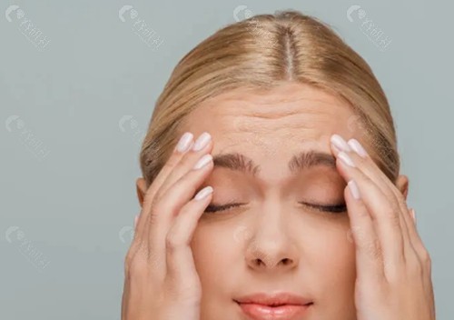 额头皮肤松弛有皱纹怎么改善？